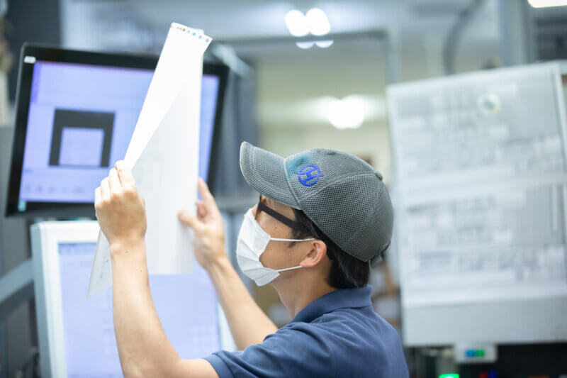 印刷オペレーターの仕事風景