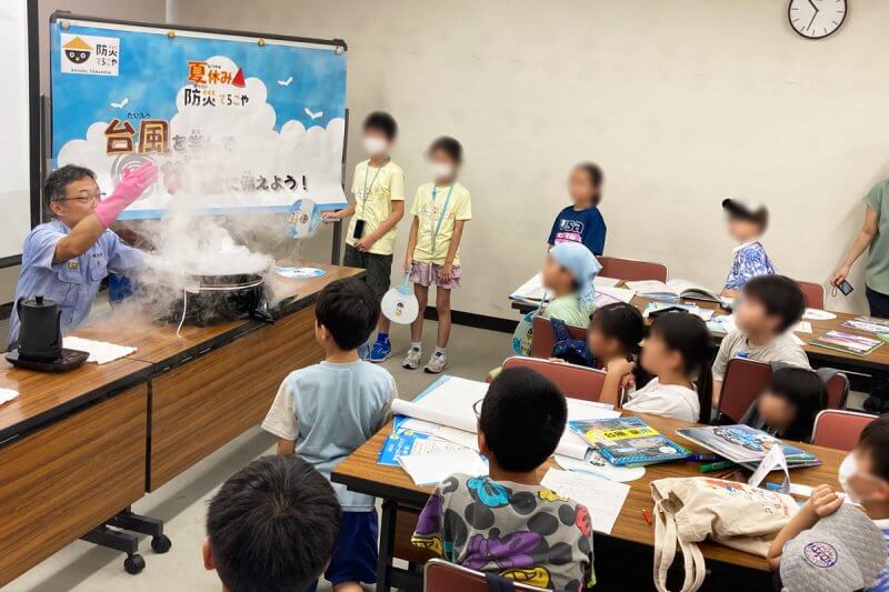 夏休み防災てらこやの実験の様子