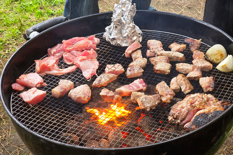 細かく切ったお肉を焼いている画像