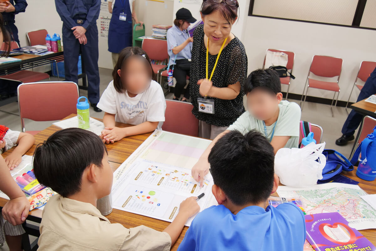 ワークシートの内容について議論する子どもたち
