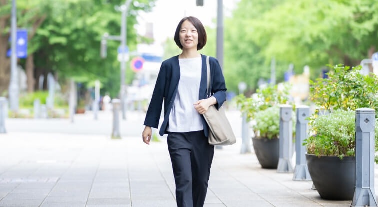 横浜の街を歩く、女性営業の写真