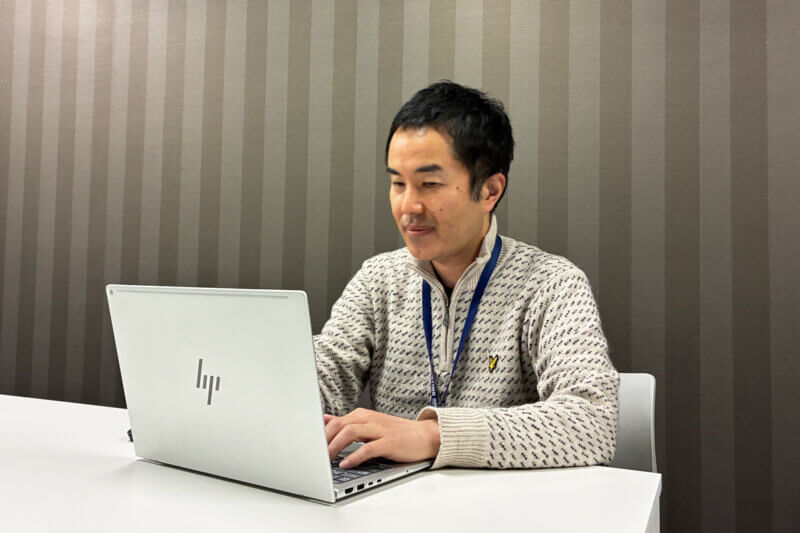 ノートPCを操作している画像